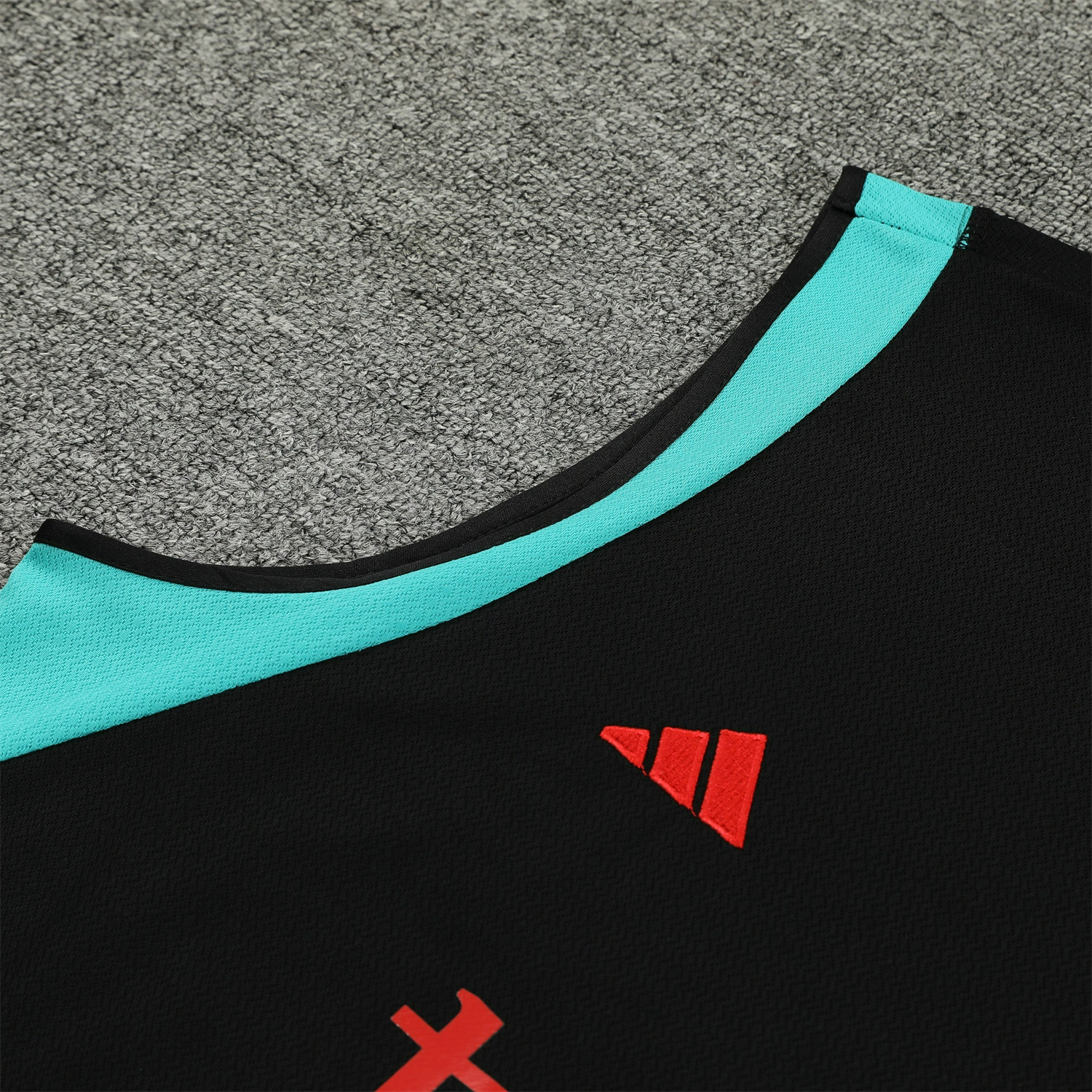 Manchester United 23-24 Black Player Vest Training Set