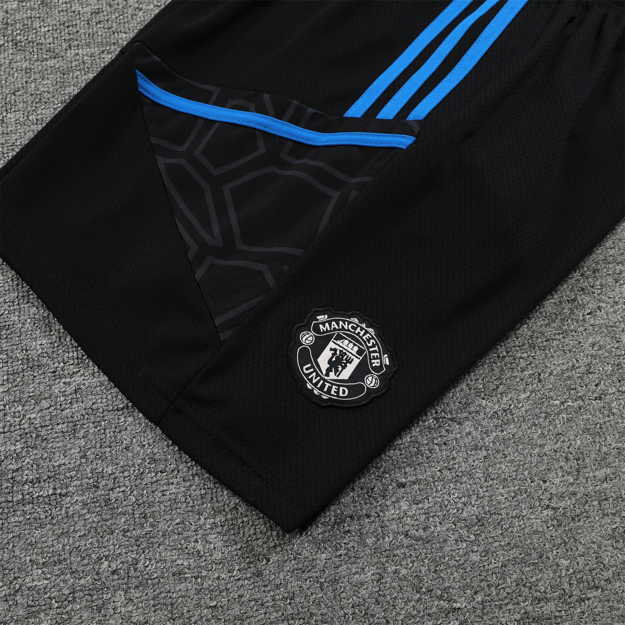 Manchester United 23-24 Vest Training Set Black Line