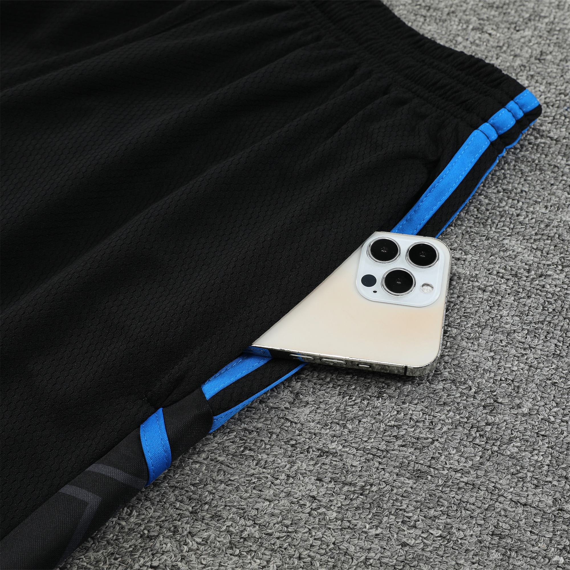 Manchester United 23-24 Vest Training Set Black Line