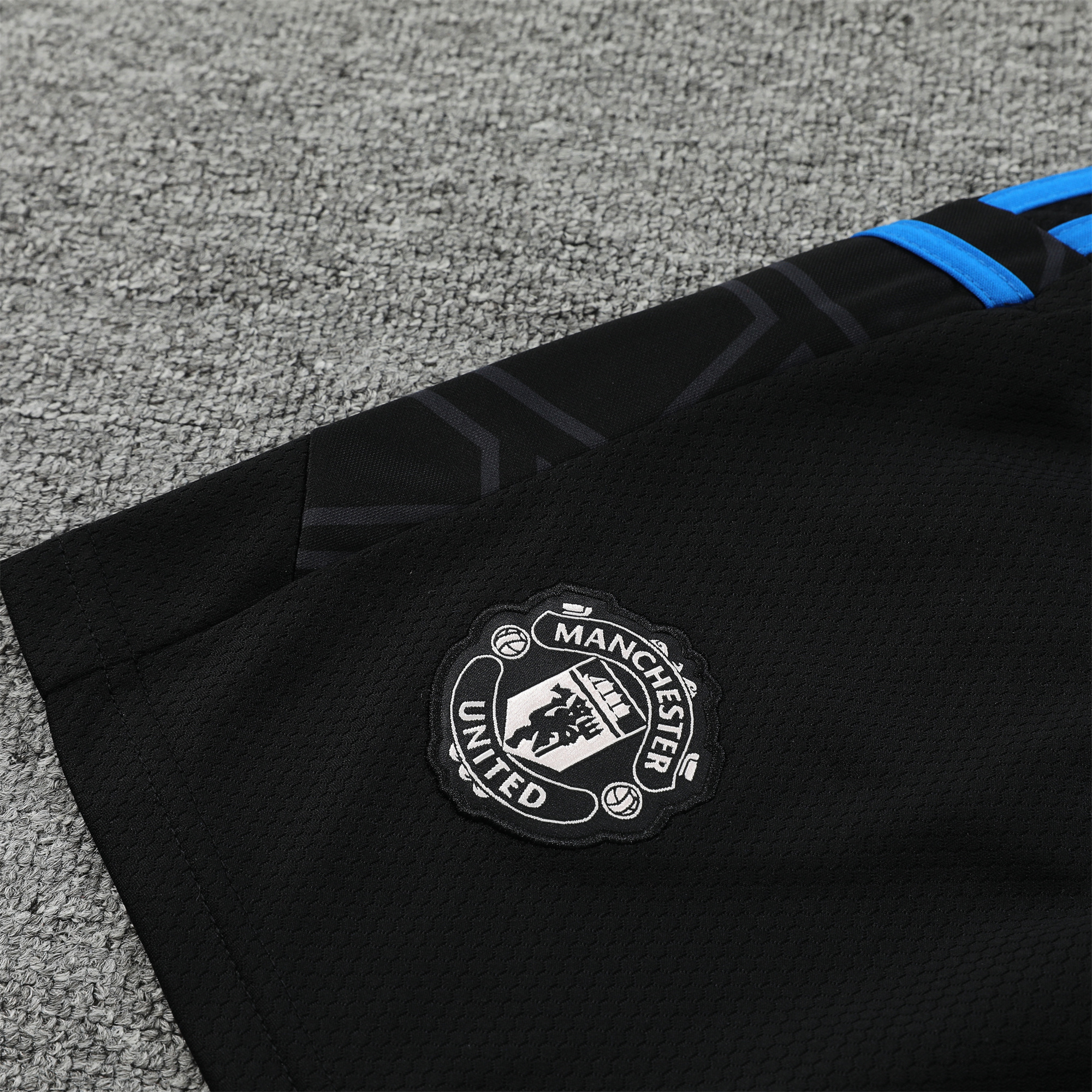 Manchester United 23-24 Vest Training Set Black Line