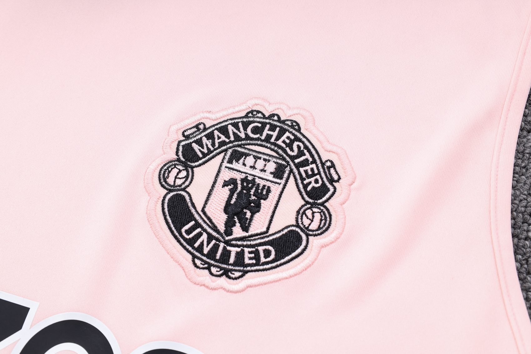 23-24 Manchester United Pink Player Vest Training Set