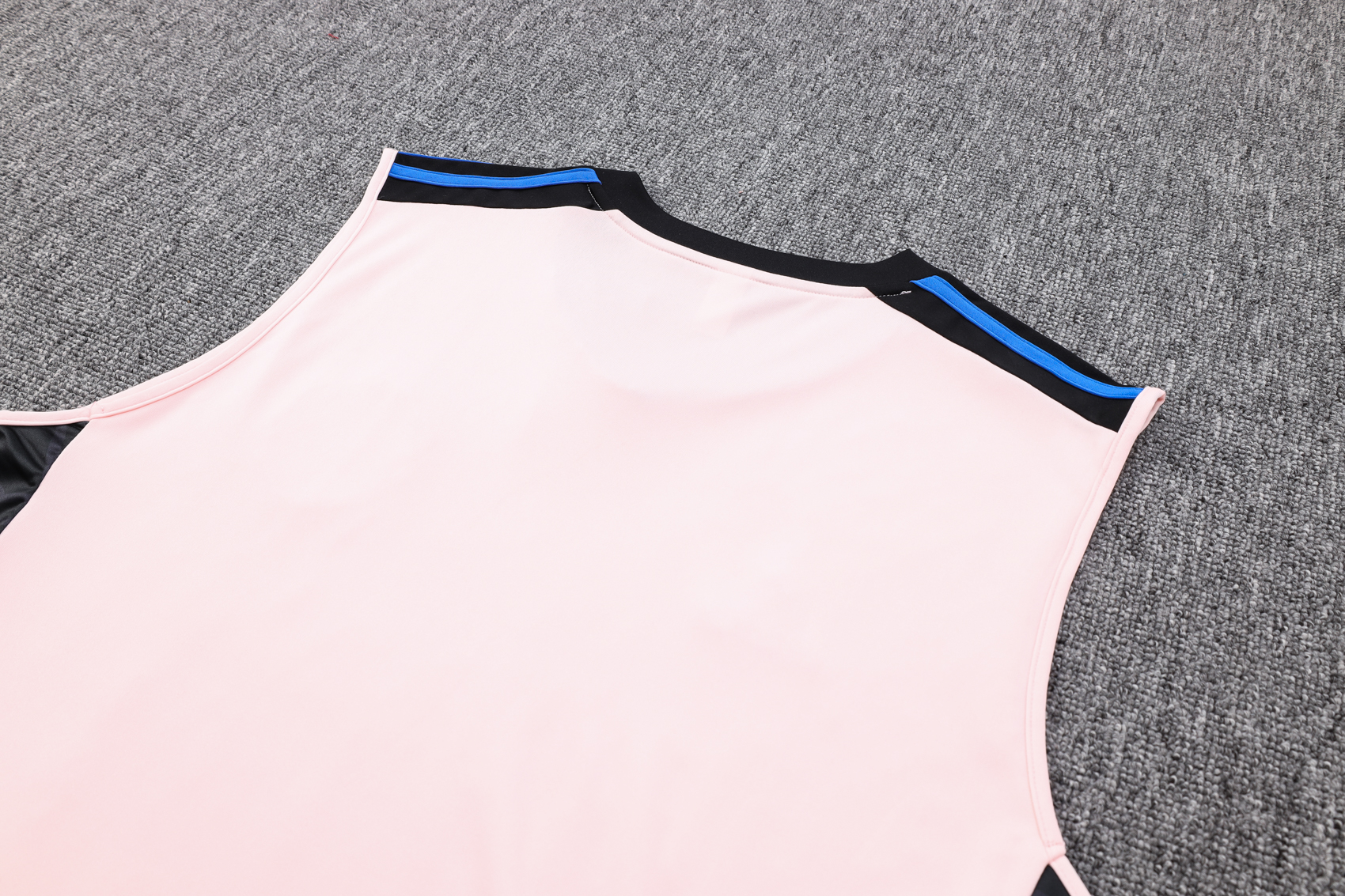 23-24 Manchester United Pink Player Vest Training Set